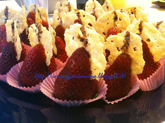 fragole con cialde di grana e aceto balsamico