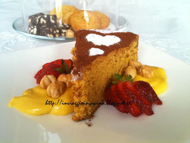 Torta di nocciole con zabaione e fragole Torta di nocciole con zabaione e fragole