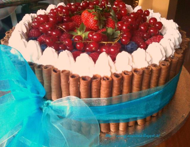 Charlotte con crema diplomatica e frutti di bosco Charlotte con crema diplomatica e frutti di bosco
