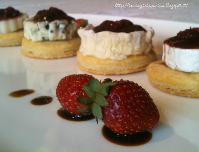 Biscotti salati con formaggio di capra e confettura di fragole al Porto e pepe rosa Biscotti salati con formaggio di capra e confettura di fragole al Porto e pepe rosa