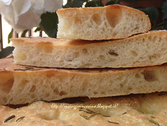 Focaccia a lievitazione mista con farina di grano duro Focaccia a lievitazione mista con farina di grano duro