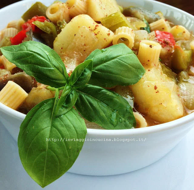 Minestrone estivo con peperoni verdi Minestrone estivo con peperoni verdi