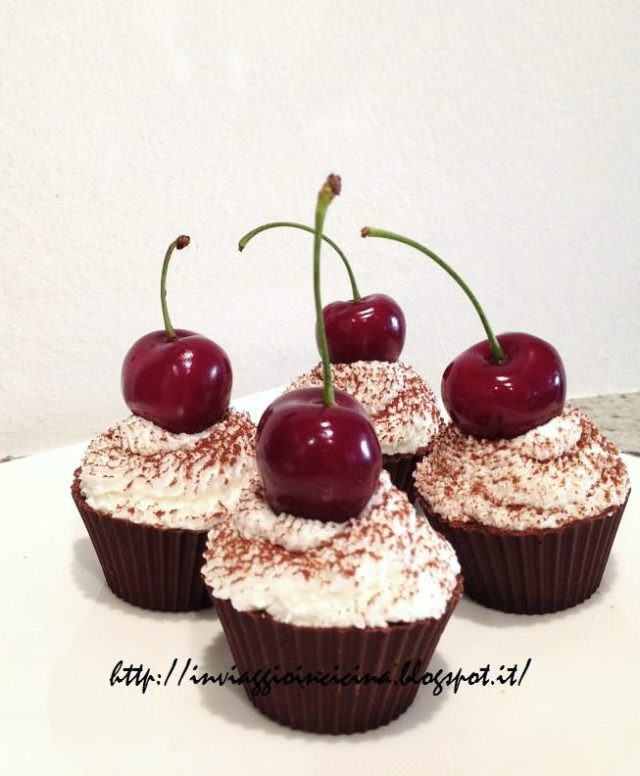 Piccole foresta nera in pirottino di cioccolato fondente