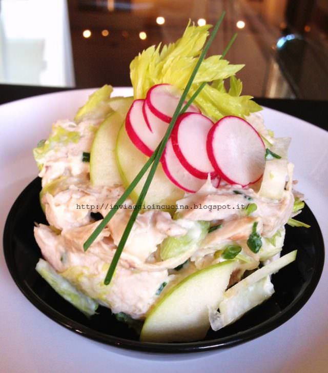 Insalata di pollo light con salsa allo yogurt di soia Insalata di pollo light con salsa allo yogurt di soia