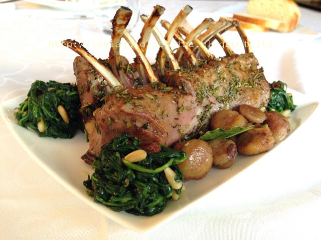 Carrè d'agnello al miele con spinaci e castagne saltate