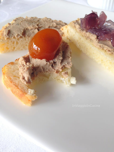 Tartine con patè e cipolla caramellata