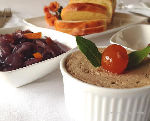 Terrina di patè di fegato di vitello con cipolle caramellate Terrina di patè di fegato di vitello con cipolle caramellate