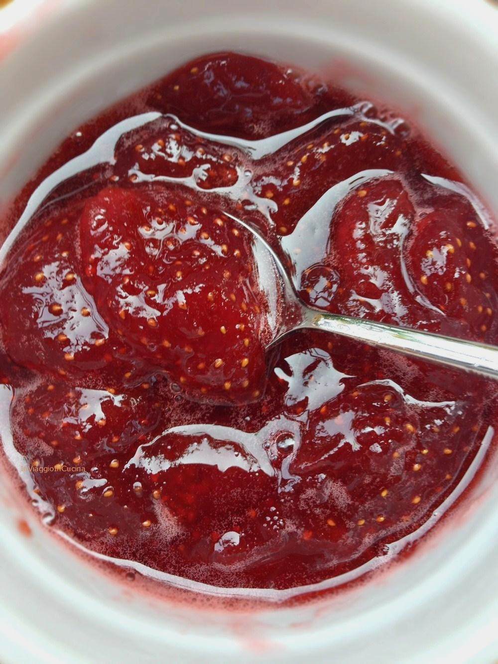 Cucchiaino nella confettura di fragole