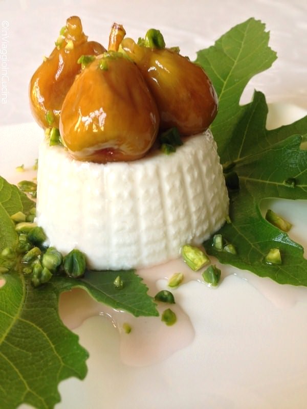 Fichi caramellati e pistacchi su ricotta di capra