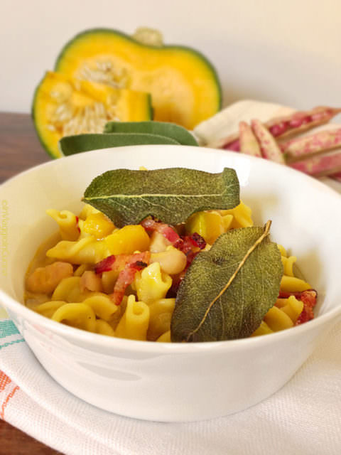 Pasta e fagioli in giallo con pancetta e salvia croccanti