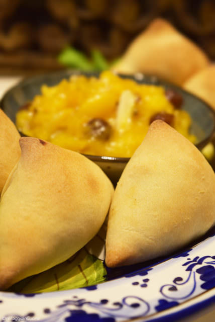 Samosa vegetariani al forno e mango chutney Samosa vegetariani al forno e mango chutney