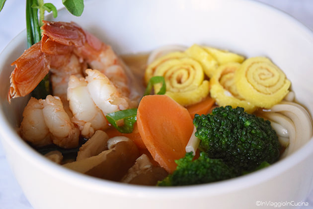 Zuppa di miso con noodles di riso, gamberi e uova