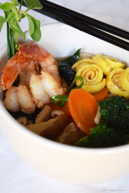 Miso udon con gamberi e uova Miso udon con gamberi e uova