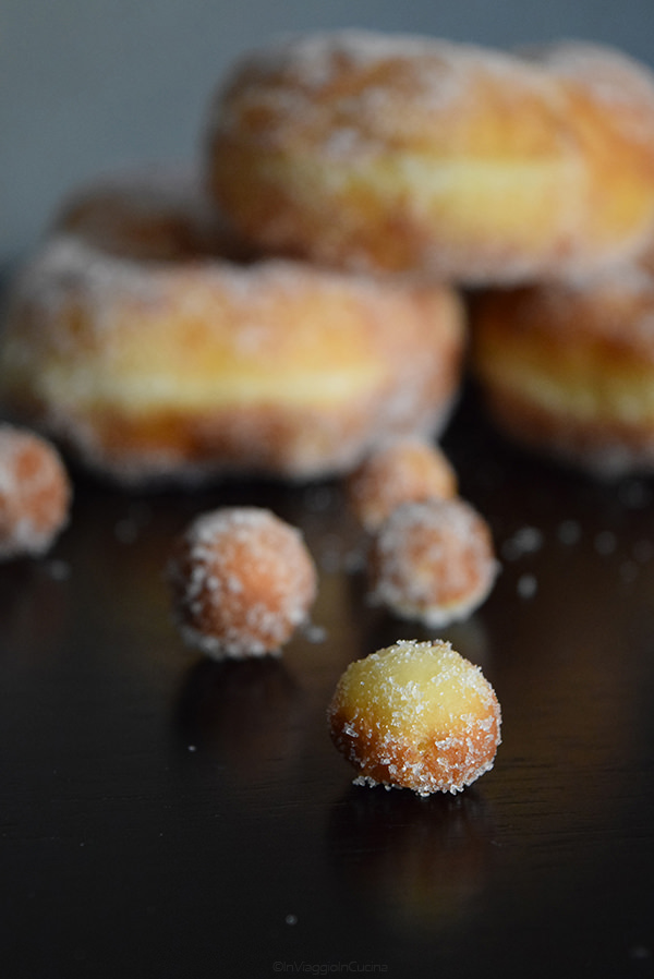 Palline ricavate dai buchi della ciambelle fritte Palline ricavate dai buchi della ciambelle fritte