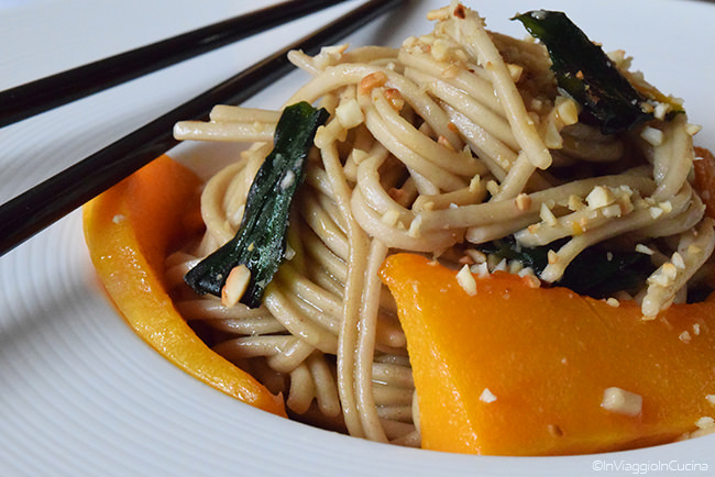 Noodles di grano saraceno con zucca butternut