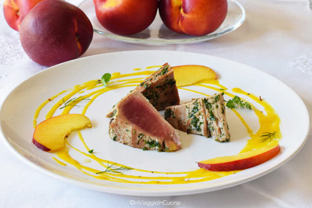 Tagliata di tonno alle erbe aromatiche e pesche Tagliata di tonno alle erbe aromatiche e pesche