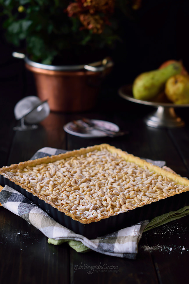 Crostata con crema e pinoli