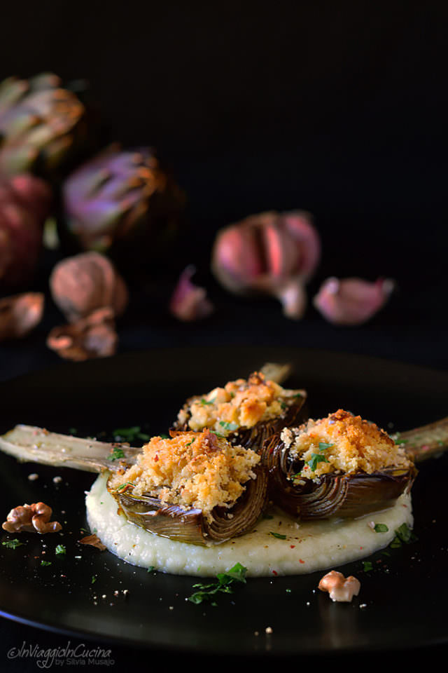 Carciofi gratinati con noci e grana su crema di topinambur Carciofi gratinati con noci e grana su crema di topinambur