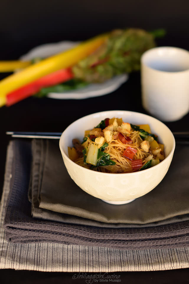 Vermicelli di riso con bietole, alici e briciole di pane croccanti Vermicelli di riso con bietole, alici e briciole di pane croccanti