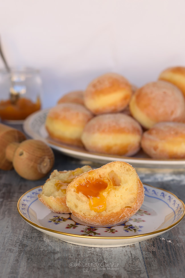 Krapfen farciti di confettura di albicocca