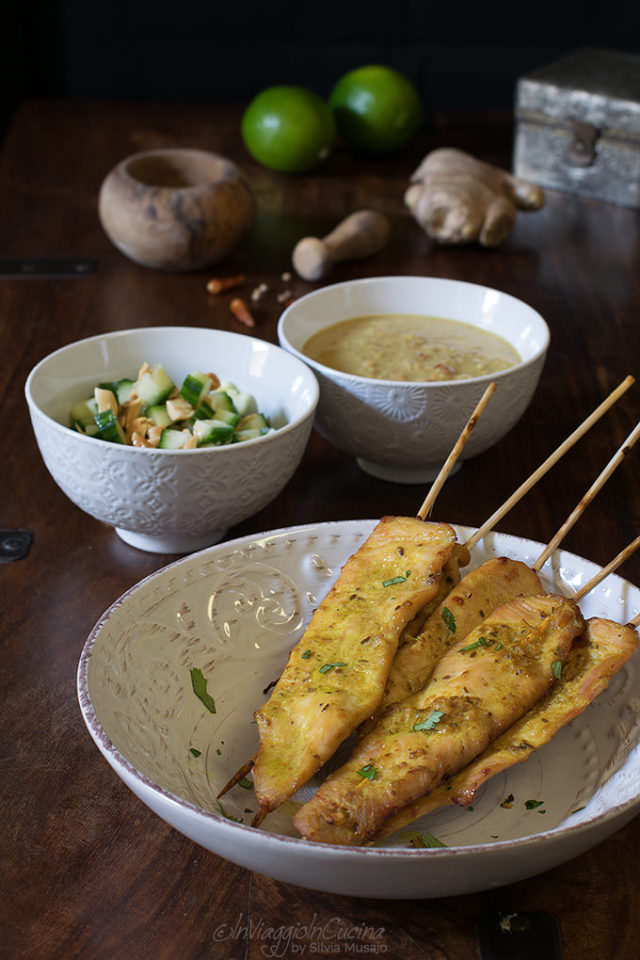 POLLO SATAY Pollo satay con salsa di arachidi