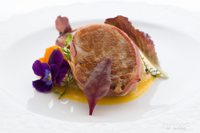 Filetto di maiale al bacon con salsa di nespole e zenzero