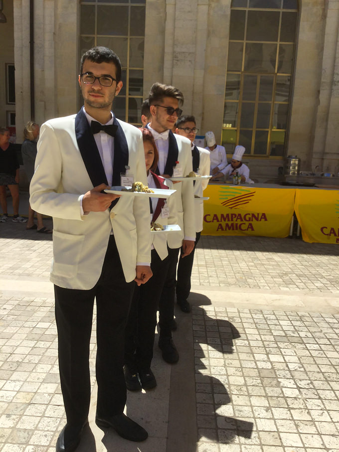 Ragazzi dell'istituto alberghiero a Extravergine in Puglia