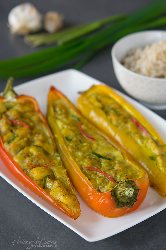 Peperoni ripieni di curry di pesce con riso
