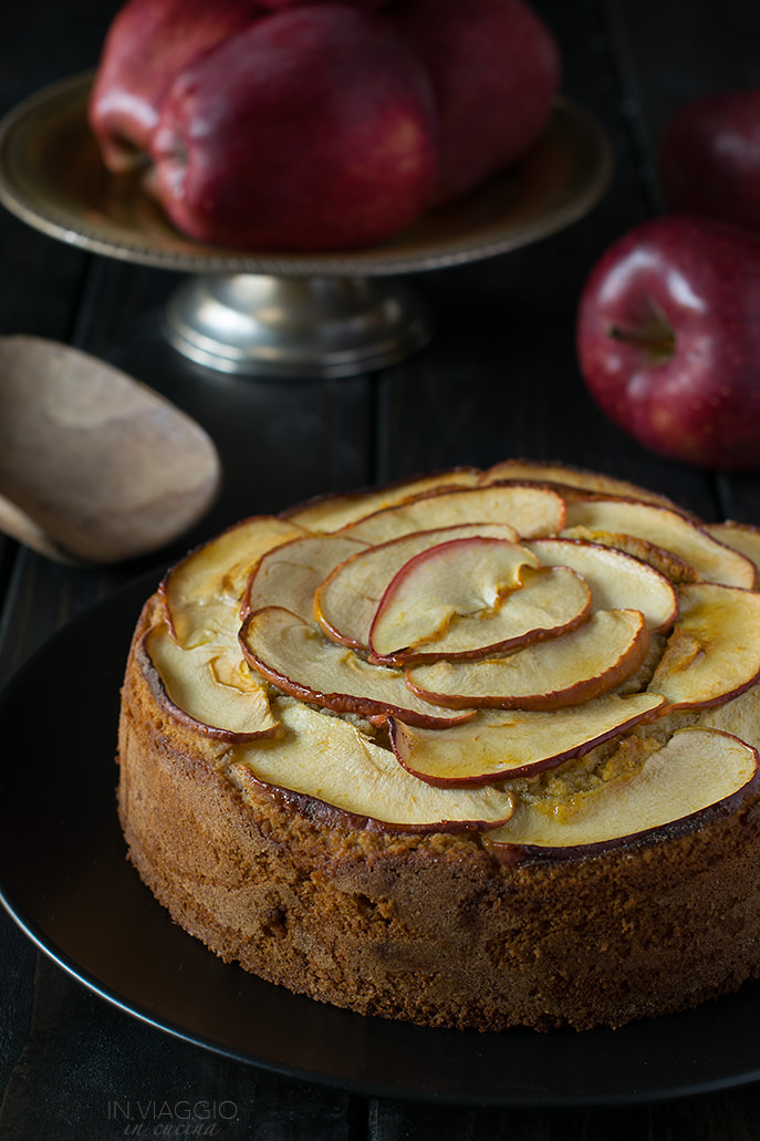Buckwheat apple cake with almonds In viaggio in cucina
