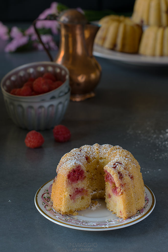Ciambella vegana ai lamponi tagliata
