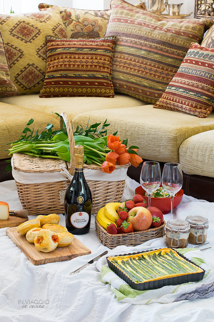 Picnic with asparagus quiche