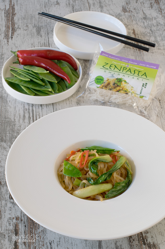 Piatto di shirataki con acciughe e verdure croccanti