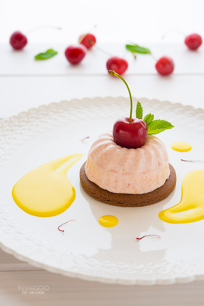 Piatto con mousse di ciliegie, biscotto sablé al cacao e salsa allo zafferano