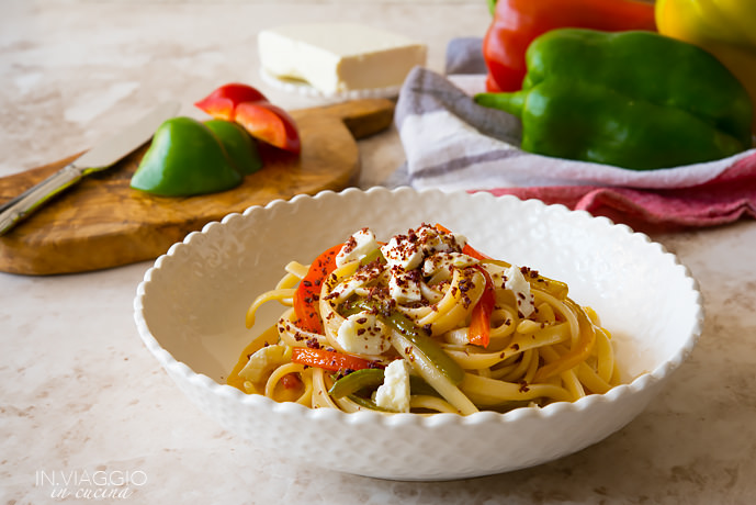 Linguine with pepper, feta cheese and olive