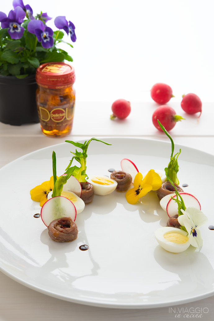 uova di quaglia e acciughe