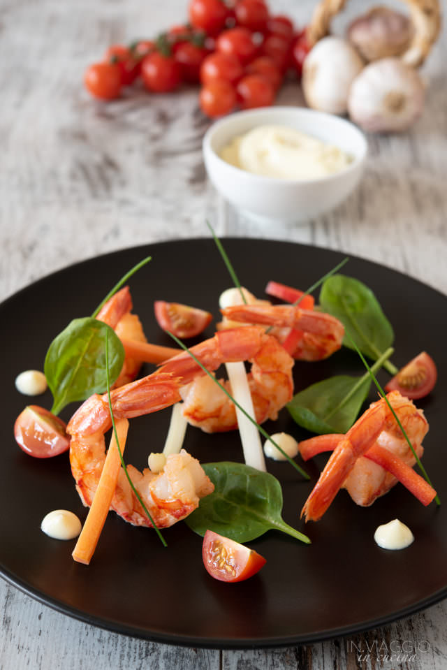 Insalata di gamberi alla piastra con salsa aioli Insalata di gamberi alla piastra con salsa aioli