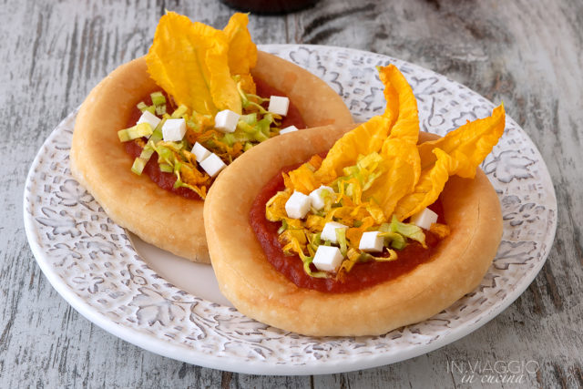 pizzette fritte con fiori Pizzette fritte con fiori di zucca e ricotta salata