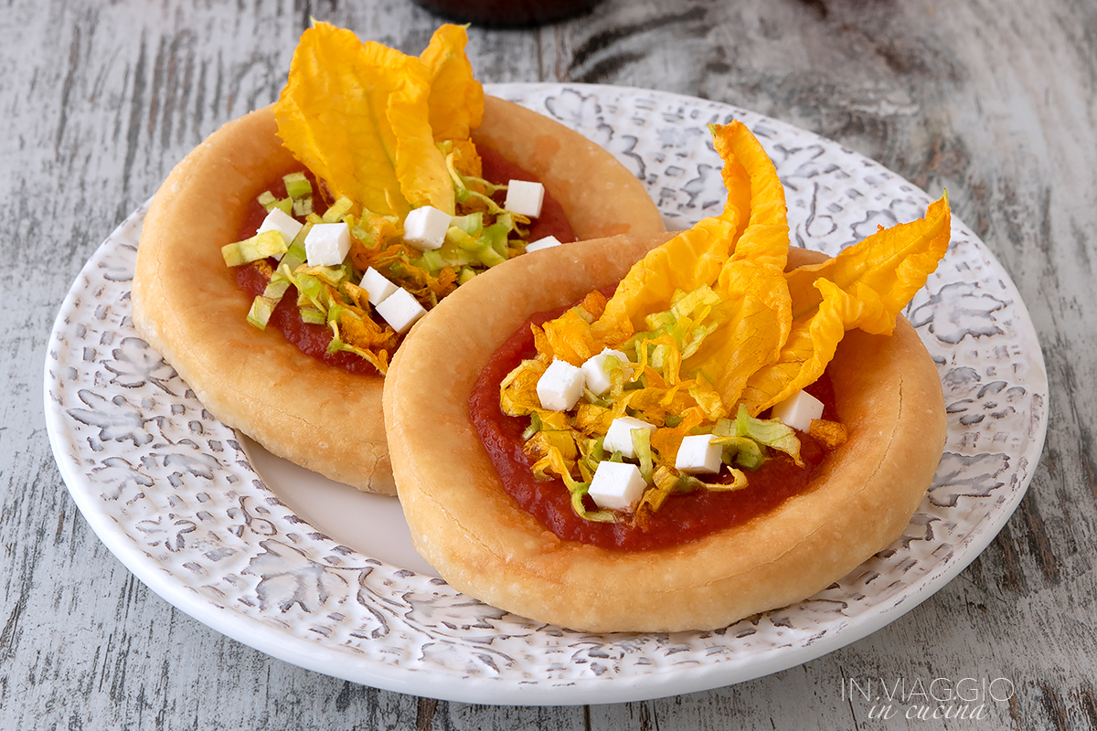 Fried mini pizzas with courgette flowers - In viaggio in cucina
