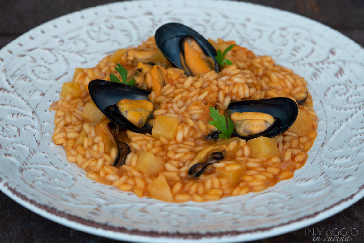 Red risotto with mussels and potatoes