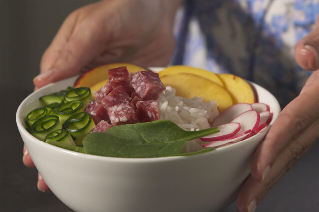 Poke bowl all'italiana con salame e dressing alla senape e miele Poke bowl all'italiana con salame e dressing alla senape e miele