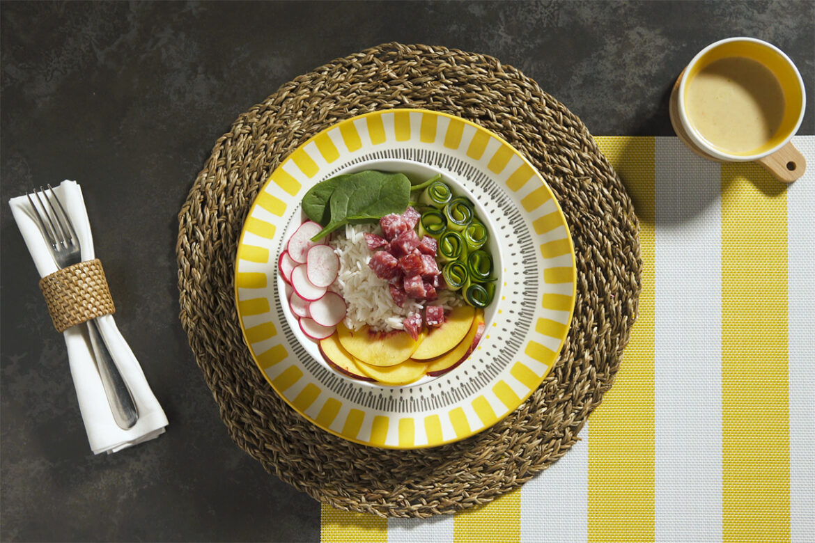 poke bowl con salame e salsa alla senape e miele