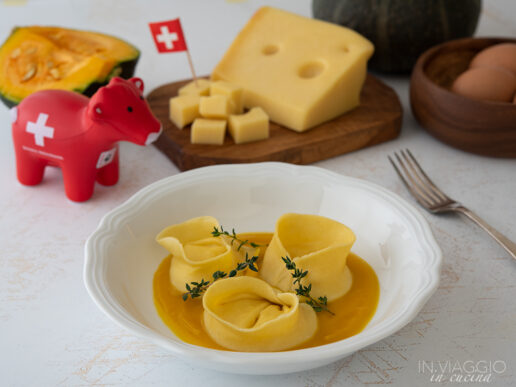 tortelloni al formaggio emmentaler con vellutata alla zucca tortelloni al formaggio emmentaler con vellutata alla zucca