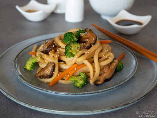 yaki udon con verdure yaki udon con verdure
