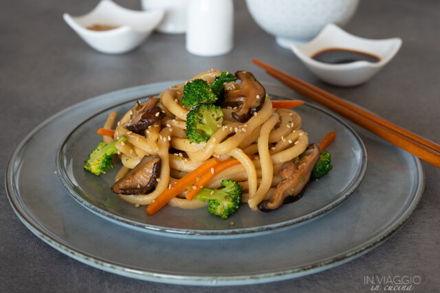 yaki udon con verdure yaki udon con verdure