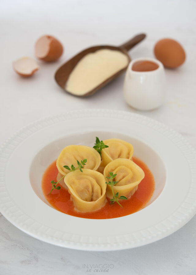 tortelli di gamberi e lime e coulis di pomodoro tortelli di gamberi e lime e coulis di pomodoro
