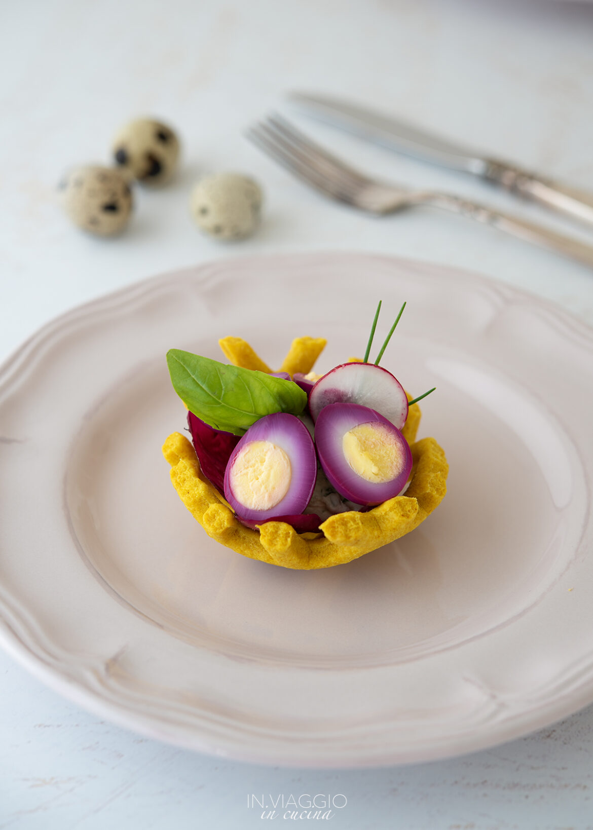 cestini di brisée gialla con uova di quaglia alla barbabietola